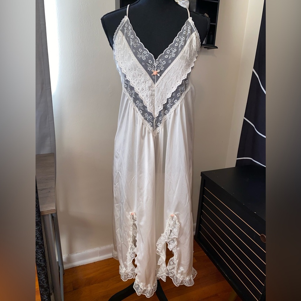 1980’s Joan Collins Vintage Lace Trimmed Nightgown